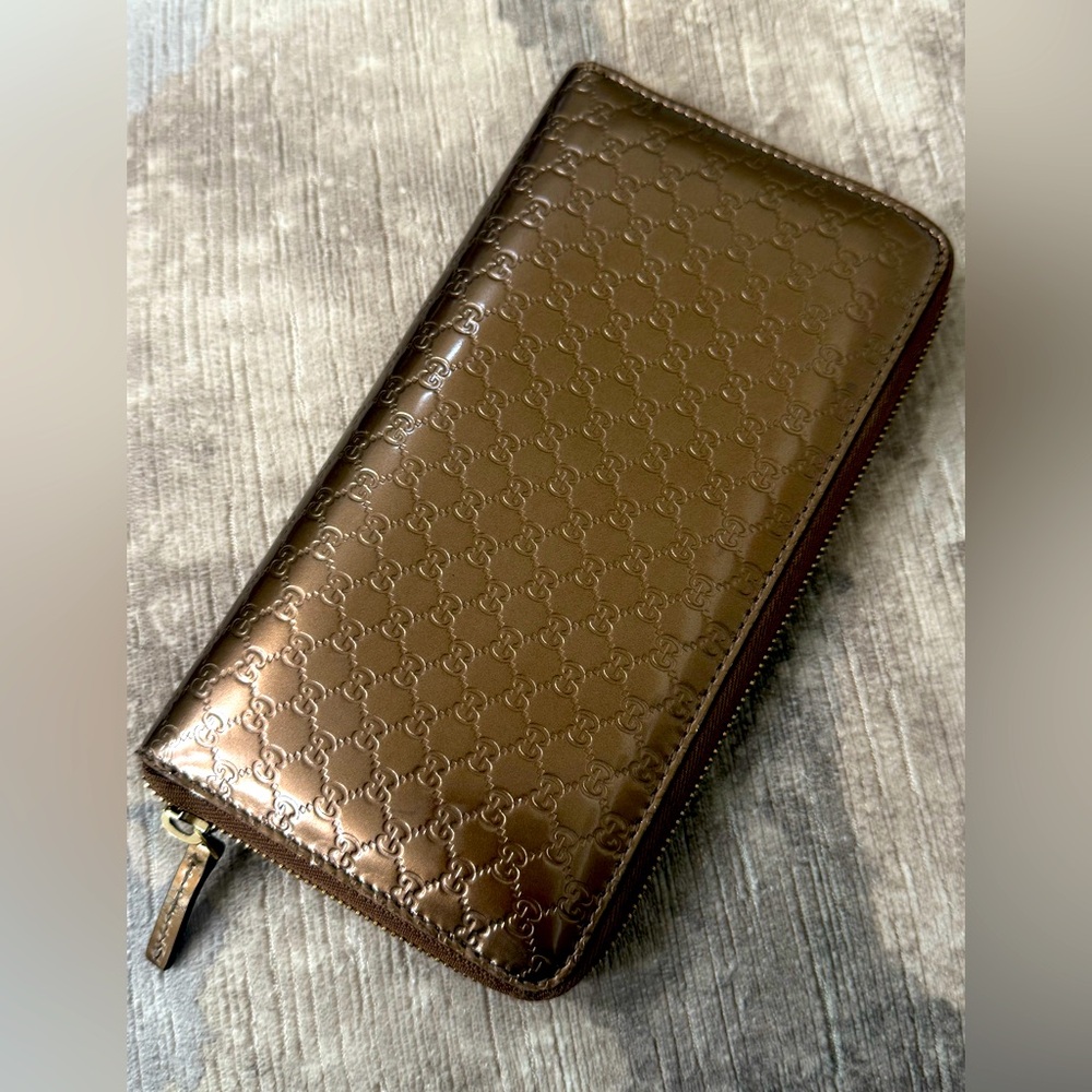 Gucci GG unisex Large Brown Embossed Leather Wallet zip around
